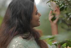 Aparna Das Photos : சின்ன சின்ன ஆசை.. டாடா நடிகை அபர்ணா தாஸின் லேட்டஸ்ட் க்ளிக்ஸ்!