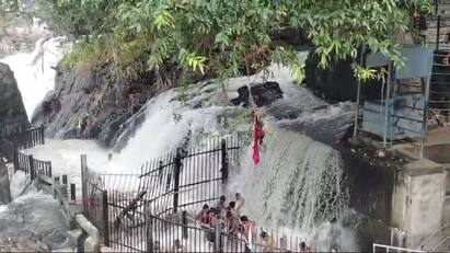Hogenakkal, Cauvery water increase water level Parisal காவிரி நீர் பிடிப்பு பகுதிகளில் வினாடிக்கு 12,000 கன அடியில் இருந்து 22,000 கன அடியாக உயர்வு.