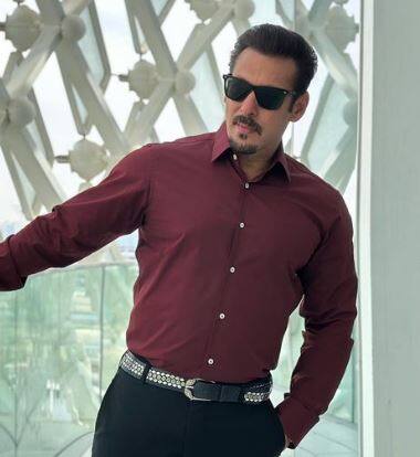 हिंदी सिनेमा के पॉपुलर एक्टर सलमान खान का अंदाज हमेशा सबसे अलग रहा है. Siasat के मुताबिक, सलमाान खान की नेटवर्थ 2900 करोड़ है.