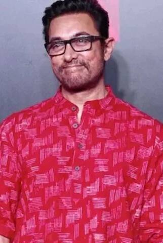 बॉलीवुड के मिस्टर परफेक्शनिस्ट आमिर खान कई सालों से फ्लॉप फिल्में दे रहे हैं. लेकिन उनकी इनकम जारी है क्योंकि उनका प्रोडक्शन अच्छी फिल्में बना रहा है. Siasat के मुताबिक, आमिर खान के पास 1862 करोड़ रुपये की संपत्ति है.