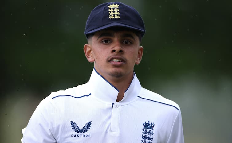 At 16 England Cricketer Farhan Ahmed County Championship Record becomes youngest bowler in County to pick 5 wicket haul Farhan Ahmed: 16 साल के फरहान अहमद ने रचा इतिहास, 5 विकेट लेकर बना डाला बड़ा रिकॉर्ड