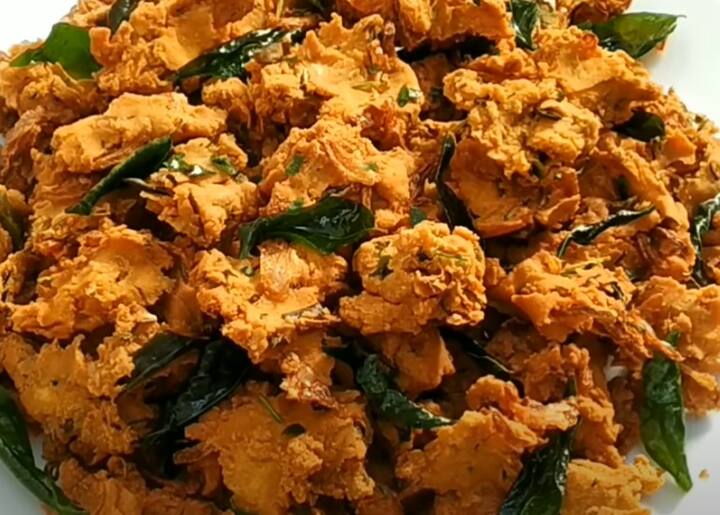 தேவையான பொருட்கள் : ஸ்வீட் சோளம் - 1 (வேகவைத்தது), வெங்காயம் - 2 நறுக்கியது, இஞ்சி - 1 துண்டு நறுக்கியது, பச்சை மிளகாய் - 3 நறுக்கியது, கறிவேப்பிலை நறுக்கியது, மஞ்சள் தூள் - 1/4 தேக்கரண்டி, காஷ்மீரி மிளகாய் தூள் - 2 தேக்கரண்டி, சீரக தூள் - 1 தேக்கரண்டி, பெருங்காயத்தூள் - 1/2 தேக்கரண்டி , கரம் மசாலா தூள் - 1 தேக்கரண்டி, உப்பு - 1 தேக்கரண்டி, கடலை மாவு - 250 மி .லி, அரிசி மாவு - 2 மேசைக்கரண்டி , கொத்தமல்லி இலை நறுக்கியது, தண்ணீர், எண்ணெய்.