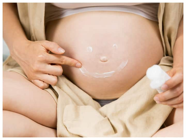 Keep the skin moisturized: During pregnancy, your skin stretches, which can cause stretch marks. To prevent this, it is important to moisturize your skin daily. Choose creams or oils that contain ingredients like vitamin E, cocoa butter, and aloe vera. These keep the skin soft and flexible, reducing the chances of stretch marks.