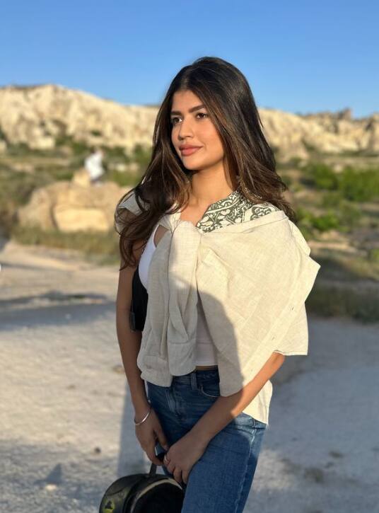 बिन्नी एंड फैमिली’ में अंजिनी ने बिन्नी का लीड किरदार निभाया है. फिल्म में पंकज कपूर, हिमानी शिवपुरी, राजेश कुमार सहित कई कलाकारों ने अहम रोल प्ले किया है. इस फिल्म को संजय कपूर ने निर्देशित किया है और इसे एकता कपूर के बालाजी मोशन पिक्चर्स के बैनर तले बनाया गया है.