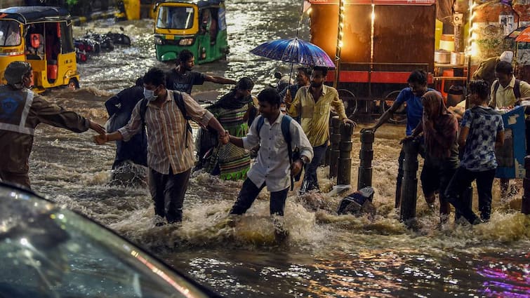 School holidays in Hyderabad district on Monday due to heavy rains School Holidays: భారీ వర్షాల ఎఫెక్ట్, హైదరాబాద్ జిల్లాలో సోమవారం స్కూళ్లకు సెలవులు!