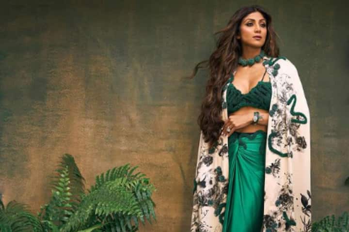 शिल्पा शेट्टी का साड़ी लुक हर किसी को पसंद आता है. ऐसे में अगर आप गणेश चतुर्थी पर साड़ी पहनना चाहती हैं, तो उनका ये लुक ट्राई कर सकती है.