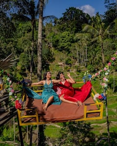 Deepthi Sunaina: ప్రకృతి మధ్యలో ఉయ్యాల ఊగుతున్న దీప్తి సునయన - ఏముందంటున్న నెటిజన్స్‌