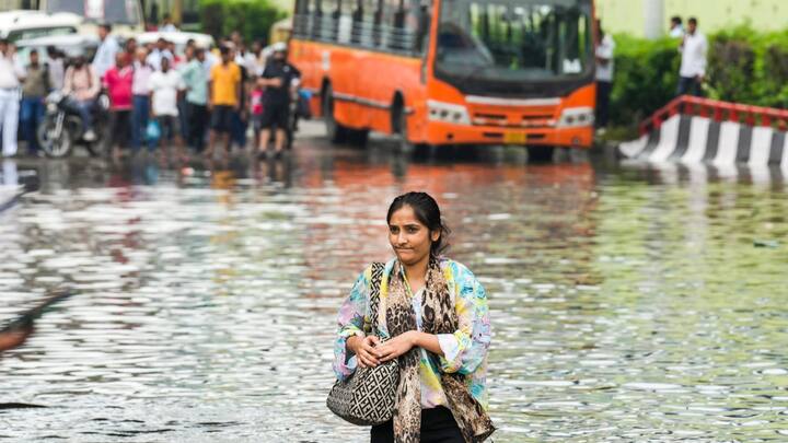 दिल्ली में शुक्रवार सुबह न्यूनतम तापमान 24 डिग्री सेल्सियस दर्ज किया गया, जो सामान्य से 2.5 ​डिग्री कम था.