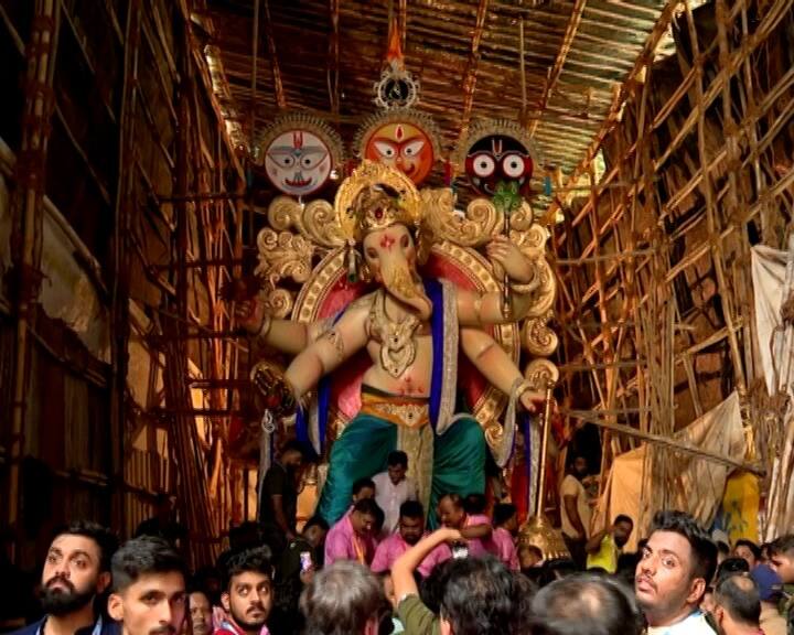 बाप्पाच्या पहिल्या दर्शनासाठी भाविकांची मांदियाळी चिंचपोकळीत पाहायला मिळाली.