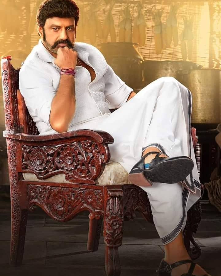 దీనితో కలిపి మరో మూడు కార్లు ఉన్నాయట. అందులో ఒకటి బీఎండబ్ల్యూ 6 సీరిస్ జీటి (BMW 6 Series GT, మెర్సిడెస్ బెంజ్ GLS 400d (Mercedez Benz GLS 400d), టయోట ఇన్నోవా క్రిస్టా (Toyota Innova Crista) కార్లు ఉన్నాయి. (Image Credit: manabalayya/Instagram)