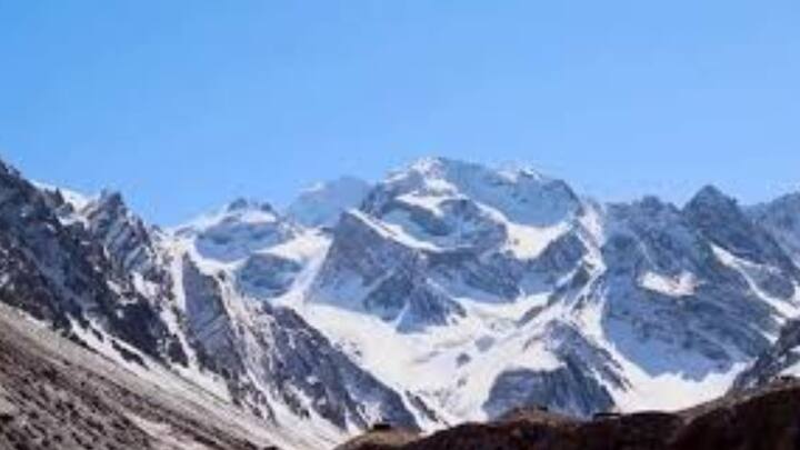 এমনিতেই হিমালয় পর্বতমালা অঞ্চলের বাস্তুতন্ত্র অত্যন্ত দুর্বল। তাপমাত্রার ওঠাপড়া, বৃষ্টিপাতের ধারায় পরিবর্তন ঘটলে, তার মারাত্মক প্রভাব পড়ে।  ইতিধ্যেই জলবায়ু পরিবর্তনের ফলে সেখানকার হিমবাহগুলি গলতে শুরু করেছে। ঘাটতি দেখা দিয়েছে তুষারপাতেও। ওম পর্বতের উপর থেকে গরফ গায়েব হয়ে যাওয়ার ঘটনা তাই উদ্বিগ্ন করে তুলেছে সকলকে।