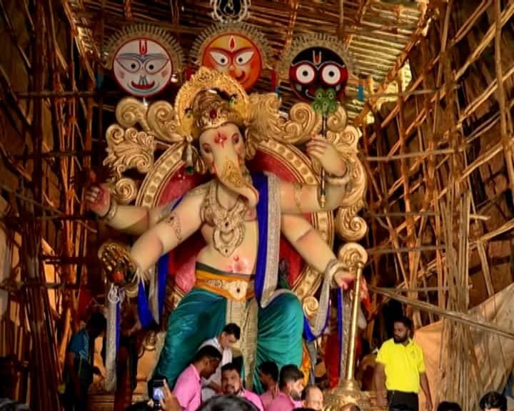 बाप्पाची मूर्ती सुंदर अशी डोळ्याचं पारणं फेडणारी आहे.