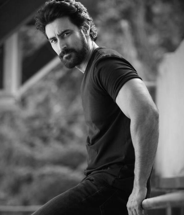 हालांकि इसके बाद अभिनेता की तीन बैक-टू-बैक फिल्में 'हैट्रिक', 'लागा चुनरी में दाग', और 'आजा नचले' फ्लॉप रही. 'आजा नचले' में एक्टर ने उन्होंने माधुरी दीक्षित के साथ स्क्रीन शेयर की थी. इसके बाद उनकी ‘बचना ऐ हसीनों’ आई जो जो सेमी-हिट रही थी.