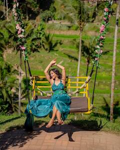 Deepthi Sunaina: ప్రకృతి మధ్యలో ఉయ్యాల ఊగుతున్న దీప్తి సునయన - ఏముందంటున్న నెటిజన్స్‌