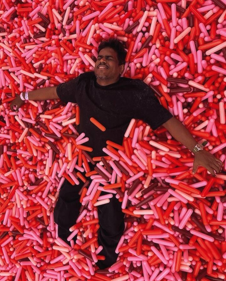 பருத்திவீரன், பையா, நான் மகான் அல்ல, பிரியாணி, விருமன் என கார்த்தியின் சினிமா பயணத்தின் ஆரம்பத்தில் இருந்து இப்போது வரை சூப்பர் ப்ளேலிஸ்டை கொடுத்துள்ளார். யுவனின் 100வது படமான பிரியாணியில் வரும் எதிர்த்து நில் பாடலில் ஜிவி பிரகாஷ் குமார், இமான், தமன், விஜய் ஆண்டனி உள்ளிட்டோர் யுவனுடன் பாடி இருந்தனர்.