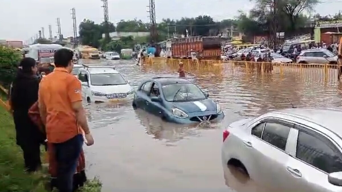 आगरा में बारिश के बाद जगह-जगह जलभराव, सड़कें बनी तालाब और घरों में घुसा पानी