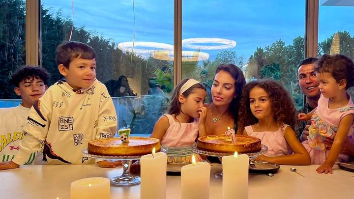 রোনাল্ডো বলেছেন, 'ছেলে বারবার আমাকে বলে, একটা ফোন দেবে? আমি ওকে বলি, ক্রিশ্চিয়ানো, ফোন ব্যবহার করার অনেক সুযোগ ভবিষ্যতে পড়ে রয়েছে।'