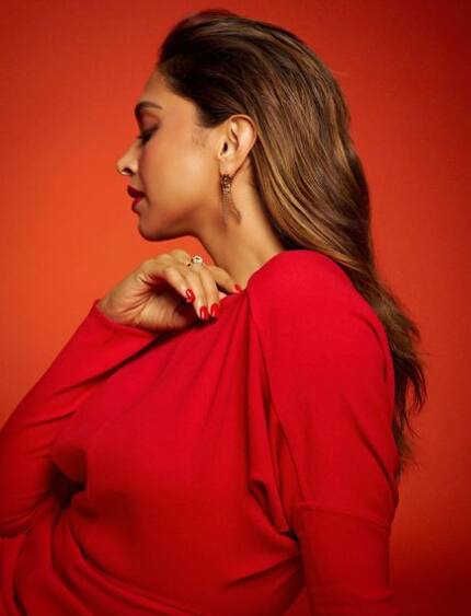 क्या आप अंदाजा लगा पाए हैं कि ये किस एक्ट्रेस के बचपन की तस्वीर है. चलिए आपको हिंट दे देते हैं. इसने साउथ सिनेमा से डेब्यू करने के बाद बॉलीवुड में एंट्री फिल्म 'ओम शांति ओम' से ली थी.