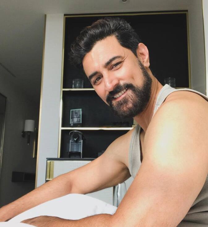 इसके बाद कुणाल ने फिल्म 'मीनाक्सी: ए टेल ऑफ थ्री सिटीज' से अपने एक्टिंग करियर की शुरुआत की थी. , हालांकि, उन्हें राकेश ओमप्रकाश मेहरा की फिल्म 'रंग दे बसंती' से पॉपुलैरिटी मिली थी. इस फिल्म में सोहा अली खान, आमिर खान, आर माधवन, सिद्धार्थ और शरमन जोशी सहित अन्य ने प्रमुख भूमिकाएं निभाईं थी. और यह सबसे अधिक कमाई करने वाली फिल्मों में से एक बन गई थी.