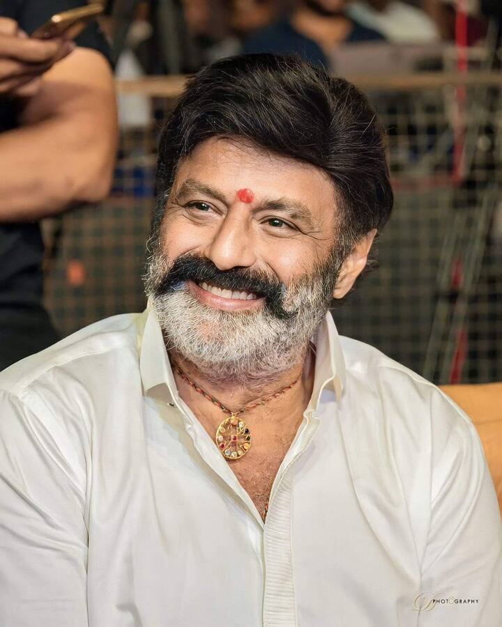 అయితే బాలయ్య వద్ద ఉన్న కార్లు కలెక్షన్స్పై కొందరు ఆరా తీస్తున్నారు. పెద్దగా కార్ల అంటే ఇష్టం ఉండని ఆయన దగ్గర దాదాపు రూ. 20 కోట్లు విలువ చేసే లగ్జరీ కార్లు ఉన్నాయి. ఇటీవల ఆయన కూతురు బ్రాహ్మణి ఆయనకు బెంట్లి కాంటినెంటల్ కారుని గిఫ్ట్గా ఇచ్చిన సంగతి తెలిసిందే. (Image Credit: manabalayya/Instagram)