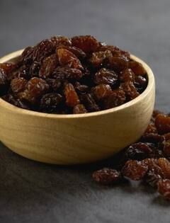 ਹਰ ਰੋਜ਼ ਸਵੇਰੇ ਖਾਲੀ ਪੇਟ ਸੌਗੀ ਦਾ ਪਾਣੀ ਪੀਣਾ ਸਿਹਤ ਲਈ ਫਾਇਦੇਮੰਦ...ਬਾਡੀ ਡੀਟੌਕਸ ਕਰਨ ਤੋਂ ਲੈ ਕੇ ਆਇਰਨ ਦੀ ਕਮੀ ਹੁੰਦੀ ਦੂਰ