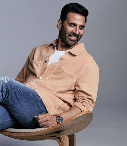 बॉलीवुड एक्टर अक्षय कुमार की फिल्में भले फ्लॉप हो रही हों लेकिन उनकी इनकम जारी है. Siasat के मुताबिक,  अक्षय कुमार के पास 2500 करोड़ की नेटवर्थ है और अक्षय टॉप 5 की लिस्ट में शामिल हैं.