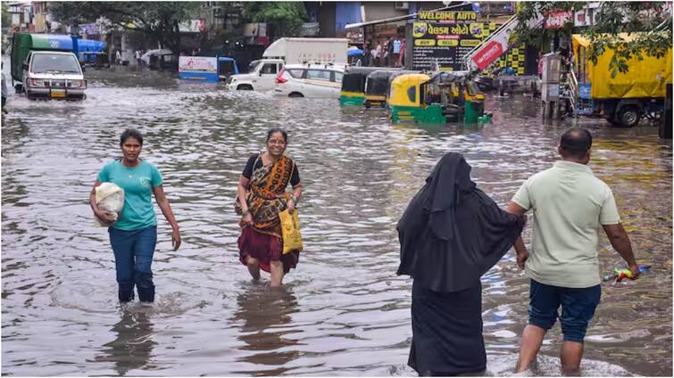 AP Rains control room numbers for east godavari district due to heavy rains East Godavari Rains: ఎడతెరిపి లేకుండా కురుస్తున్న వర్షాలు, తూర్పుగోదావరిలో 22 కంట్రోల్ రూం నెంబర్లు ఏర్పాటు