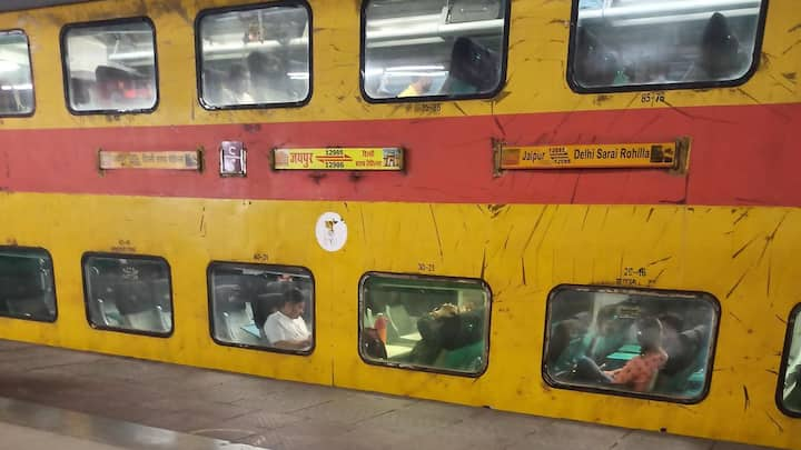 Jaipur-Delhi Double Decker Train: जयपुर-दिल्ली डबल डेकर ट्रेन के कोचों का नवीनीकरण किया गया है, जिसमें इलेक्ट्रॉनिक टॉयलेट, आरामदायक सीटें, बेहतर प्रकाश व्यवस्था, एसी वेंट और मैंगजीन पॉकेट शामिल हैं.