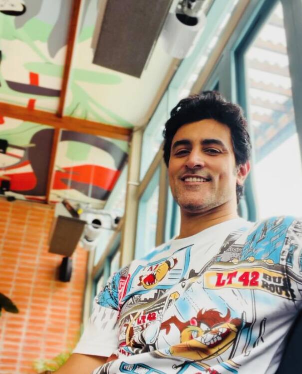 कुणाल ने एंटरटेनमेंट इंडस्ट्री में अपने करियर की शुरुआत फिल्म ‘अक्स’ में बतौर असिस्टेंट डायरेक्टर की थी. इसके बाद उन्होंने बैरी जॉन के अंडर एक्टिंग की ट्रेनिंग ली और फिर अभिनय के दिग्गज नसीरुद्दीन शाह के थिएटर ग्रुप मोटले का हिस्सा बन गए.