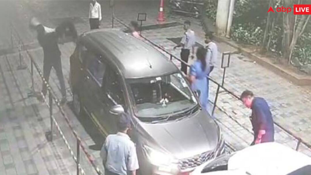 Mumbai: घाटकोपर में ऑडी से टकराई कार तो शख्स ने कैब ड्राइवर पर बरसाए थप्पड़, उठाकर जमीन पर पटका Maharashtra Man beats up cab driver after car collides with Audi in Ghatkopar Mumbai Police Mumbai: घाटकोपर में ऑडी से टकराई कार तो शख्स ने कैब ड्राइवर पर बरसाए थप्पड़, उठाकर जमीन पर पटका