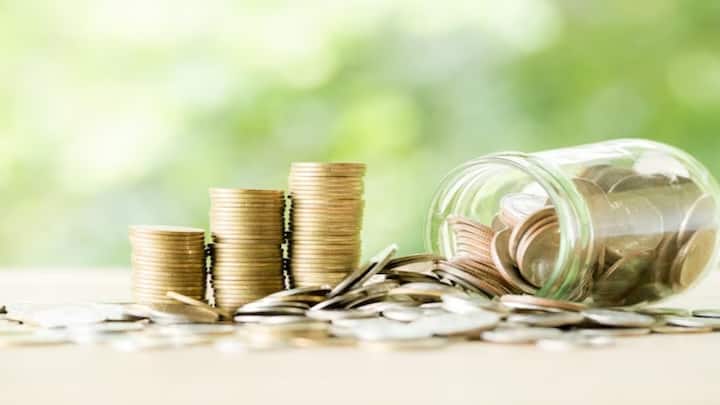 Fixed Deposit Scheme: अक्सर वरिष्ठ नागरिक अपने पैसों को एफडी स्कीम में निवेश करना पसंद करते हैं. अगर आप भी फिक्स्ड डिपॉजिट स्कीम में निवेश करके ज्यादा से ज्यादा रिटर्न प्राप्त करना चाहते हैं तो हम आपको उन बैंकों के बारे में बता रहे हैं, जो ग्राहकों को 5 साल की एफडी स्कीम पर 8.75 फीसदी तक ब्याज दर ऑफर कर रहे हैं. जानते हैं इनके बारे में.