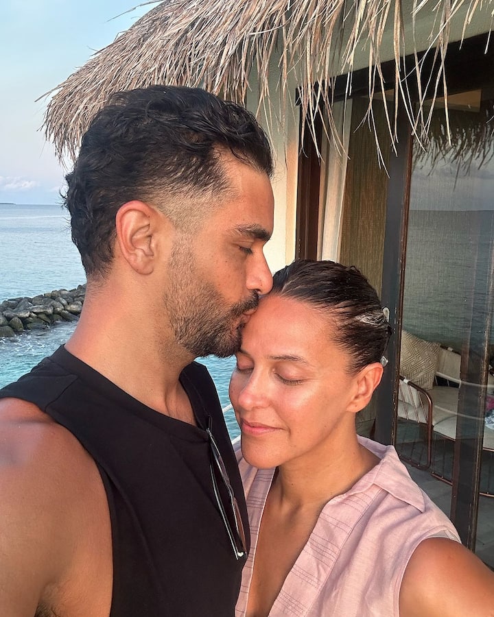 वहीं एक फोटो में नेहा धूपिया और अंगद बेदी सेल्फी लेते नजर आए. जिसमें अंगद अपनी वाइफ के माथे पर किस कर रहे हैं.