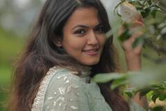 Aparna Das Photos : சின்ன சின்ன ஆசை.. டாடா நடிகை அபர்ணா தாஸின் லேட்டஸ்ட் க்ளிக்ஸ்!