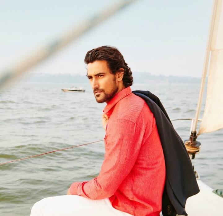 हम जिस अभिनेता के बारे में बात कर रहे हैं, उन्होंने यूं तो कई हिट फिल्में दी हैं,लेकिन वे अपने 18 साल के करियर में एक भी सोलो हिट नहीं दे पाए.  ये अभिनेता कोई और नहीं ‘रंग दे बसंती’ फेम कुणाल कपूर हैं.