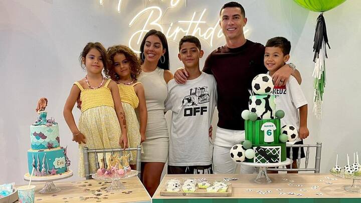 একটি পরিসংখ্যান বলছে, প্রত্যেক সেকেন্ডে রোনাল্ডোর আয় ৬.৭৮ ডলার। ভারতীয় মুদ্রায় প্রায় ৫৭০ টাকা।