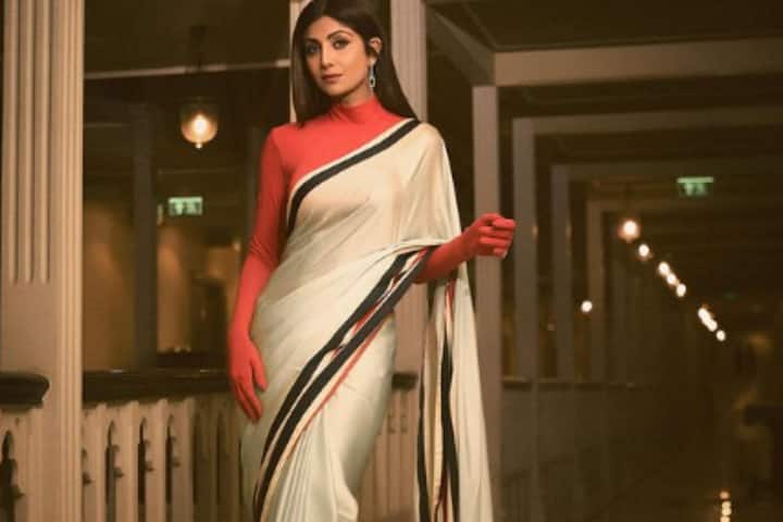 शिल्पा शेट्टी का ये लुक ट्राई कर आप किसी हसीना से काम नहीं लगेगी. इसे आप गणेश चतुर्थी के दिन पहन सकती हैं.