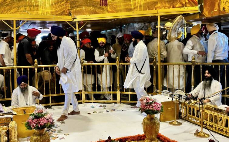 Punjab Governor Kataria and CM Mann reached Amritsar bowed his head in the Golden Temple Amritsar News: CM ਮਾਨ ਤੇ ਰਾਜਪਾਲ ਕਟਾਰੀਆ ਸ੍ਰੀ ਦਰਬਾਰ ਸਾਹਿਬ ਹੋਏ ਨਤਮਸਤਕ, ਕਿਹਾ-ਕਿਸੇ ਸਿਆਸੀ ਗੱਲ ਦਾ ਨਹੀਂ ਦਿਆਂਗੇ ਜਵਾਬ