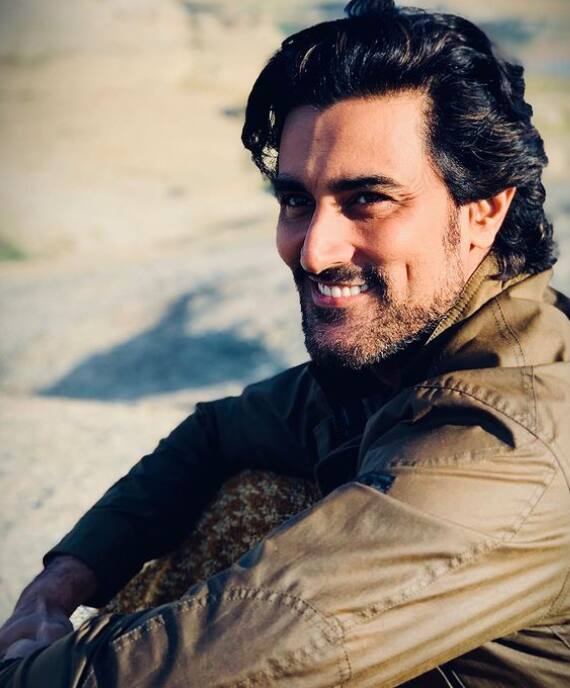 रिपोर्ट्स के मुताबिक, कंपनी का कुल रेवेन्यू 110 करोड़ रुपये से ज्यादा है और कुणाल फिल्में ना करने के बावजूद एक लैविश लाइफ स्टाइल जी रहे हैं कथित तौर पर उनकी कुल नेटवर्थ 166 करोड़ रुपये है.