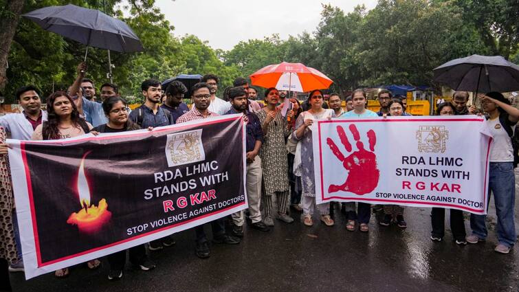 Delhi News Doctors protest at Jantar Mantar for Central law for protection Kolkata RG Kar Medical College doctor rape murder case Doctors Protest At Jantar Mantar: 'Fearful While Working, We Need Protection' – Medics Call For Central Law