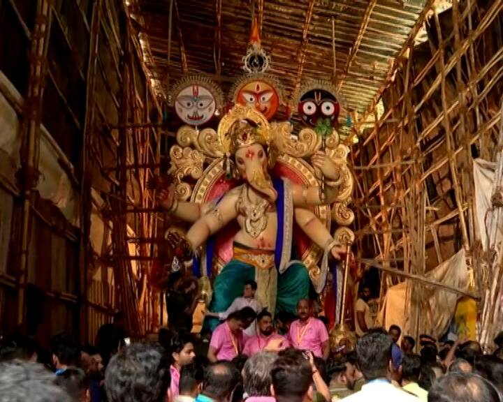 तसेच, बाप्पाचा मंडपदेखील भव्य पद्धतीने सजवण्यात येणार आहे.