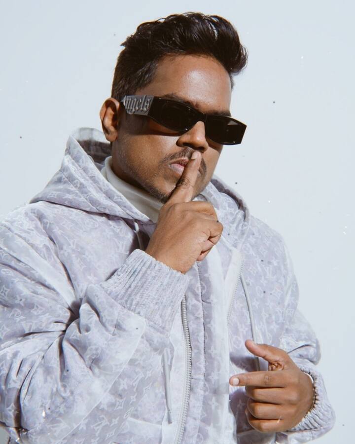 தனுஷின் துள்ளுவதோ இளமை, காதல் கொண்டேன், புதுக்கோட்டையிலிருந்து சரவணன், புதுப்பேட்டை, யாரடி நீ மோகினி, நானே வருவேன் படங்களுக்கு இசையமைத்து, சிம்புவுக்கு மன்மதன், வல்லவன், சிலம்பாட்டம், வானம், மாநாடு என பல ஹிட்களை கொடுத்தார் யுவன் ஷங்கர் ராஜா.