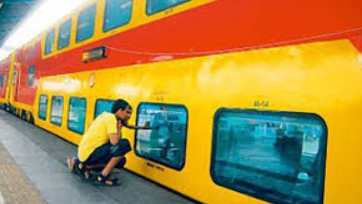 इसके अतिरिक्त मैंगजीन और समाचार पत्रों के लिए नए तरह के मैंगजीन पॉकेट, बेहतर गुणवत्ता युक्त विंडो ग्लास और रोलर ब्लांइडस लगाई गई है. इसके साथ ही कोच को आकर्षक बनाने के लिए नई फ्लोरिंग और इंटीरियर के सभी एरिया में विनायल रैपिंग की गई है, जिसमें लगेज रैक में स्क्रैच प्रतिरोधक विनायल रैप का उपयोग किया गया है व कोच के बीच में स्लाइडिंग दरवाजें लगाए गए है.