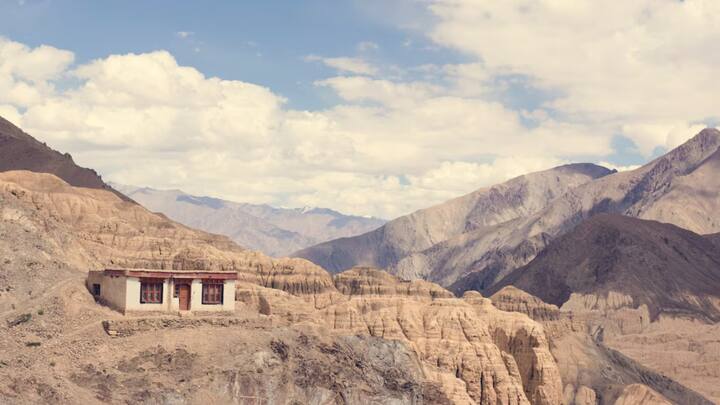 बता दें कि केंद्रीय गृह मंत्रालय ने बीते 26 अगस्त को घोषणा किया था कि लद्दाख में 5 नए जिले बनाए जा रहे हैं. इसे जोड़कर अब वहां कुल सात जिले हो जाएंगे. लेह और कारगिल के अलावा पांच नए जिलों का नाम ज़ांस्कर, द्रास, शाम, नुब्रा और चांगथांग है, जो अभी यहां के कस्बे हैं.
