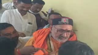 UnionTextile Minister Giriraj Singh allegedly attacked During Public Event In Bihar எனக்கு பயம் இல்ல மைக்கை பிடுங்கி அறைய முயன்ற ஆசாமி.. தில்லாக நின்ற மத்திய அமைச்சர்!