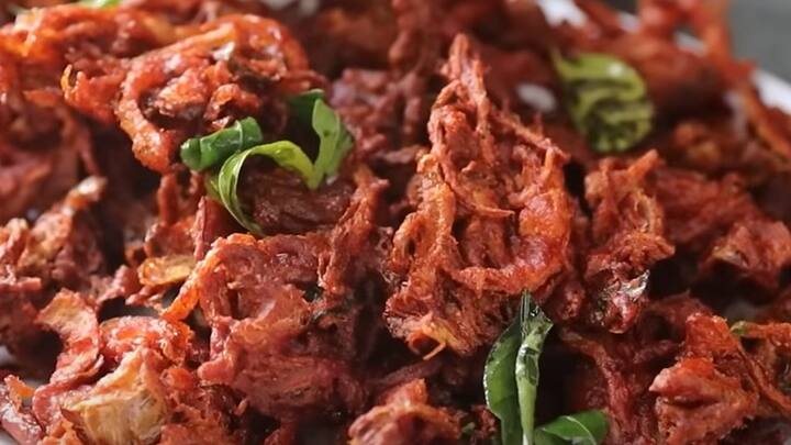 அடுத்தது மஞ்சள் தூள், காஷ்மீரி மிளகாய் தூள், சீரக தூள், பெருங்காயத்தூள், கரம் மசாலா தூள், உப்பு சேர்த்து கலந்து கொள்ளவும்.