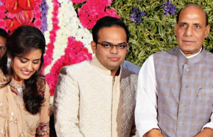 ਦੋਹਾਂ ਦਾ 2015 'ਚ ਹੋਇਆ ਸੀ ਵਿਆਹ  ਦਰਅਸਲ, ਜੈ ਸ਼ਾਹ ਅਤੇ ਰਿਸ਼ਿਤਾ ਦੋਵੇਂ ਕਾਲਜ ਦੇ ਸਮੇਂ ਤੋਂ ਦੋਸਤ ਸਨ ਅਤੇ ਫਿਰ ਉਨ੍ਹਾਂ ਦੀ ਦੋਸਤੀ ਪਿਆਰ ਵਿੱਚ ਬਦਲ ਗਈ। ਇਸ ਤੋਂ ਬਾਅਦ ਦੋਹਾਂ ਨੇ ਸਾਲ 2015 'ਚ ਵਿਆਹ ਕਰਵਾ ਲਿਆ ਅਤੇ ਹੁਣ ਉਨ੍ਹਾਂ ਦੀਆਂ ਦੋ ਬੇਟੀਆਂ ਵੀ ਹਨ। ਜੈ ਅਤੇ ਰਿਸ਼ਿਤਾ ਦਾ ਵਿਆਹ 10 ਫਰਵਰੀ 2015 ਨੂੰ ਹੋਇਆ ਸੀ ਅਤੇ ਉਨ੍ਹਾਂ ਦੀ ਪਤਨੀ ਕਿਸੇ ਬਾਲੀਵੁੱਡ ਅਭਿਨੇਤਰੀ ਤੋਂ ਘੱਟ ਨਹੀਂ ਹੈ। ਖੂਬਸੂਰਤੀ ਦੇ ਮਾਮਲੇ 'ਚ ਉਹ ਕਿਸੇ ਫਰਿਸ਼ਤੇ ਤੋਂ ਘੱਟ ਨਹੀਂ ਹੈ ਅਤੇ ਹੁਣ ਉਨ੍ਹਾਂ ਦੇ ਪਤੀ ICC ਦੇ ਨਵੇਂ ਬੌਸ ਬਣ ਗਏ ਹਨ।