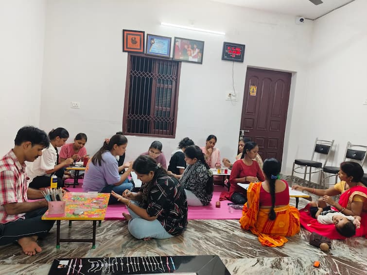 Varanasi pink meenakari Women get new flight thousands women training received ann वाराणसी: गुलाबी मीनाकारी से मिलेगी महिलाओं को नई उड़ान, हजारों को मिल चुका है प्रशिक्षण