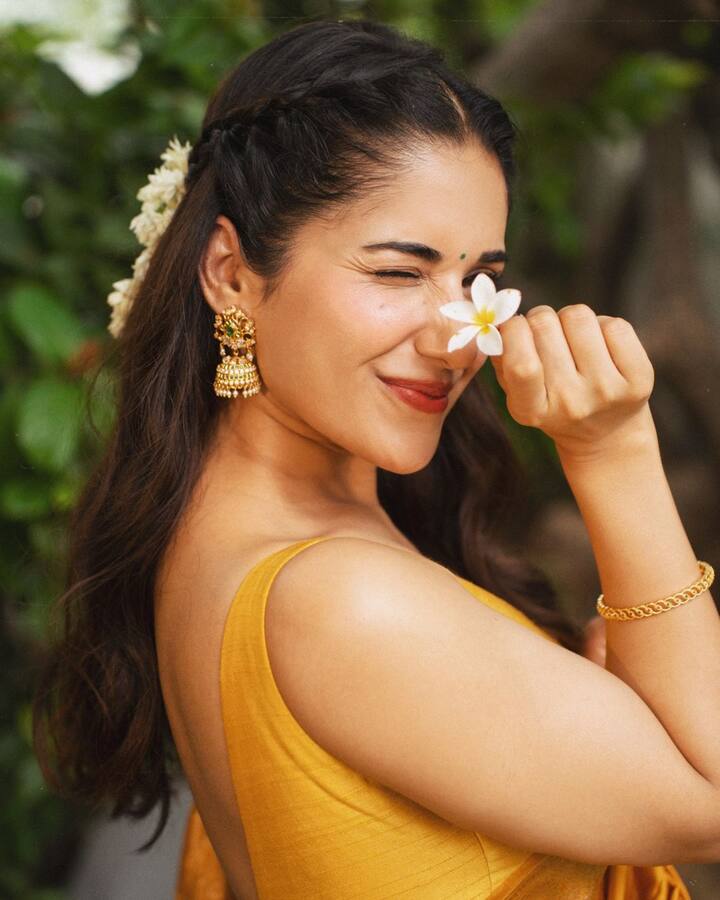 అయితే తాజాగా నటించిన ఆగ్రా సినిమాలో బోల్డ్ సన్నివేశాల్లో రుహాని రెచ్చిపోయింది. అందుకే ఇప్పుడు సోషల్ మీడియాలో ఈమె హాట్ టాపిక్​గా మారింది. ఈ అమ్మాయి చిలసౌ రుహానేనా అనిపించేలా నటించింది.(Images Source : Instagram/Ruhani Sharma)