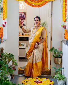 Sravanthi Chokarapu : వరలక్ష్మీ వ్రతం చేసుకున్న స్రవంతి చోకరపు.. బ్యాక్​గ్రౌండ్​లో పవన్ కళ్యాణ్​ ఫోటోని చూశారా?