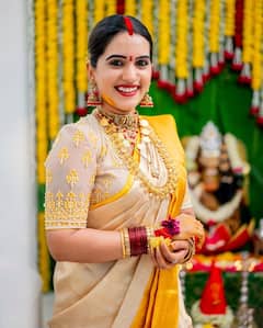 Sravanthi Chokarapu : వరలక్ష్మీ వ్రతం చేసుకున్న స్రవంతి చోకరపు.. బ్యాక్​గ్రౌండ్​లో పవన్ కళ్యాణ్​ ఫోటోని చూశారా?